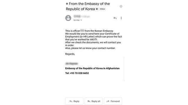 A 씨가 8월 20일 주아프가니스탄 한국대사관 실무관에게 받은 이메일. 아프가니스탄-한국 직업훈련센터에서 일했다는 사실을 증명하는 근로계약서를 보내달라고 돼 있다. 서류를 확인한 뒤 차례로 연락을 주겠다고 했지만 이 메일에 답을 보낸 이후 대사관에서 연락은 오지 않았다고 A 씨는 말했다.