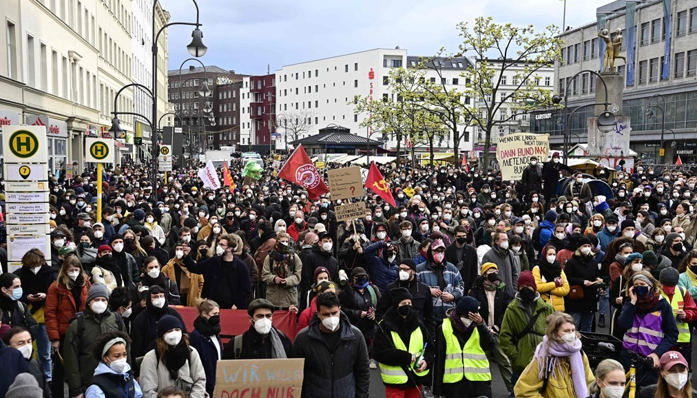 지난 4월 연방 헌재가 베를린시의 월세상한체 위헌 결정을 내리자 세입자들이 거리로 나와 시위를 벌였다.