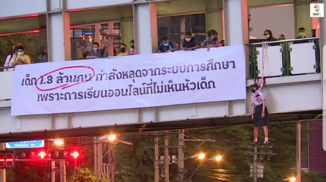 태국 정부의 무능을 비난하는 시위가 계속 되는 가운데, 한 여대생이 밧줄에 묶여 나락에 빠진 시민을 표현하는 퍼포먼스를 하고 있다(시민들의 우려가 있었지만 여대생은 무사히 귀가했다). 현수막에 180만 학생들이 학교를 못 가고 있다는   반정부 구호가 적혀 있다. (9월 5일 방콕 아속역, 사진 트위터)