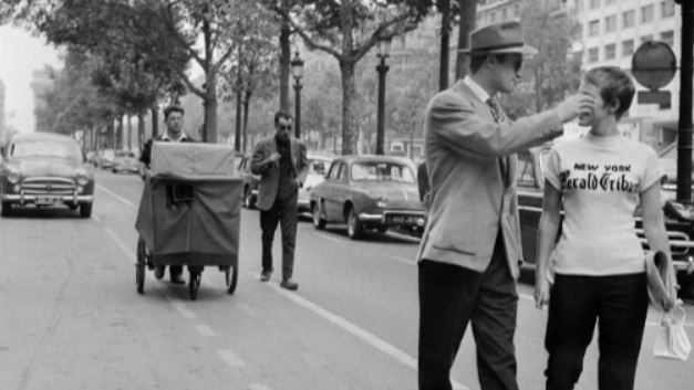 영화 ‘네 멋대로 해라’ (1960)촬영 장면. 장 폴 벨몽도가 미국 여자배우 잔 세버그와 파리 샹젤리제 거리를 걷는 모습을 장 뤽 고다르 감독이 뒤따르며 찍고 있다 _AFP