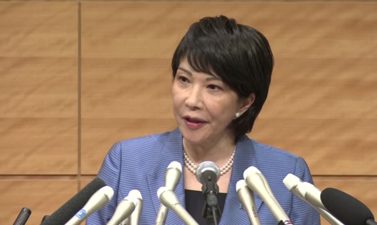 다카이치 사나에 전 총무상이 어제(8일) 오후 일본 국회에서 기자회견을 열어 자민당 총재 선거 공식 출마 선언을 하고 있다. 여성 의원의 자민당 총재 선거 출마는 2008년 고이케 유리코(현 도쿄도지사) 당시 의원 이후 처음이다.  NHK 화면 갈무리