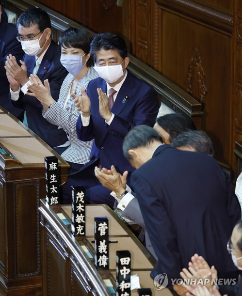 2020년 9월 16일 제99대 일본 총리로 선출된 스가 요시히데 자민당 총재가 다카이치 사나에(왼쪽 두 번째), 아베 신조(왼쪽 세 번째) 등  동료 의원들에게 고개 숙여 인사하고 있다. 도쿄=교도 연합뉴스
