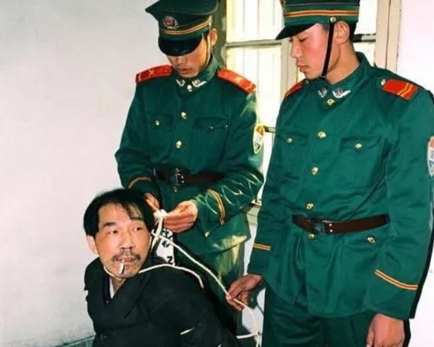 1999년 경찰에 붙잡힌 파즈잉 (출처: 바이두)
