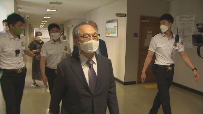 ‘강제추행’ 등의 혐의를 받는 오거돈 전 부산시장이 지난 6월 21일 결심공판이 열리는 부산지법 법정으로 향하고 있다