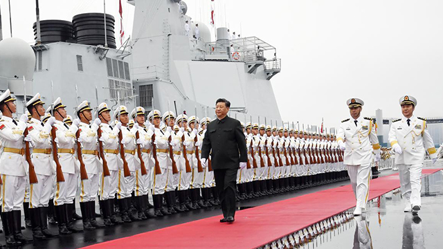 2019년 4월 중국 해군 창설 70주년을 맞아 시진핑 주석이 칭다오항 부두에서 해군 의장대를 사열하고 있다.