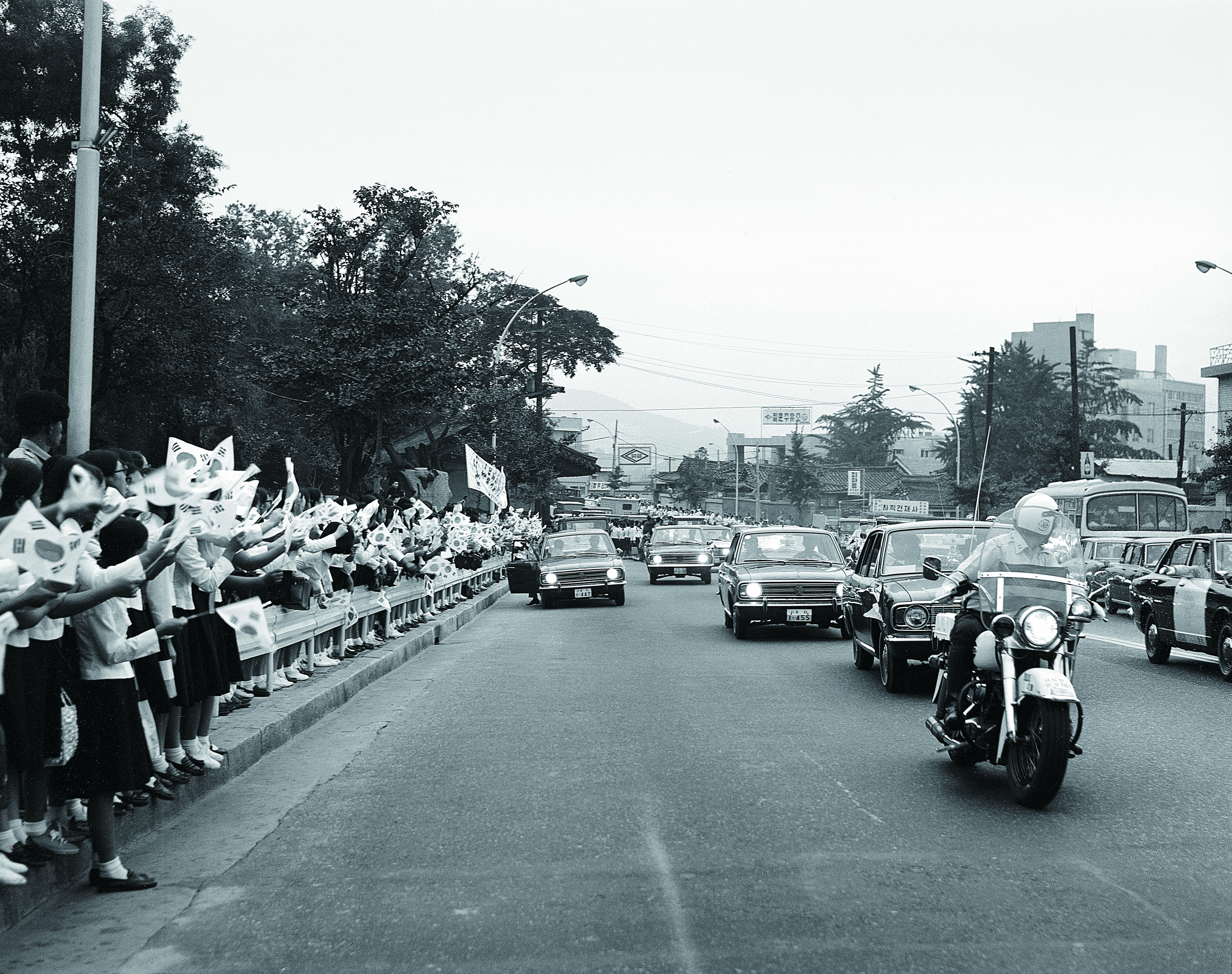 남북적십자회담에 참여하기 위해 떠나는 대한적십자 대표단을 환송하는 시민들 (1972)