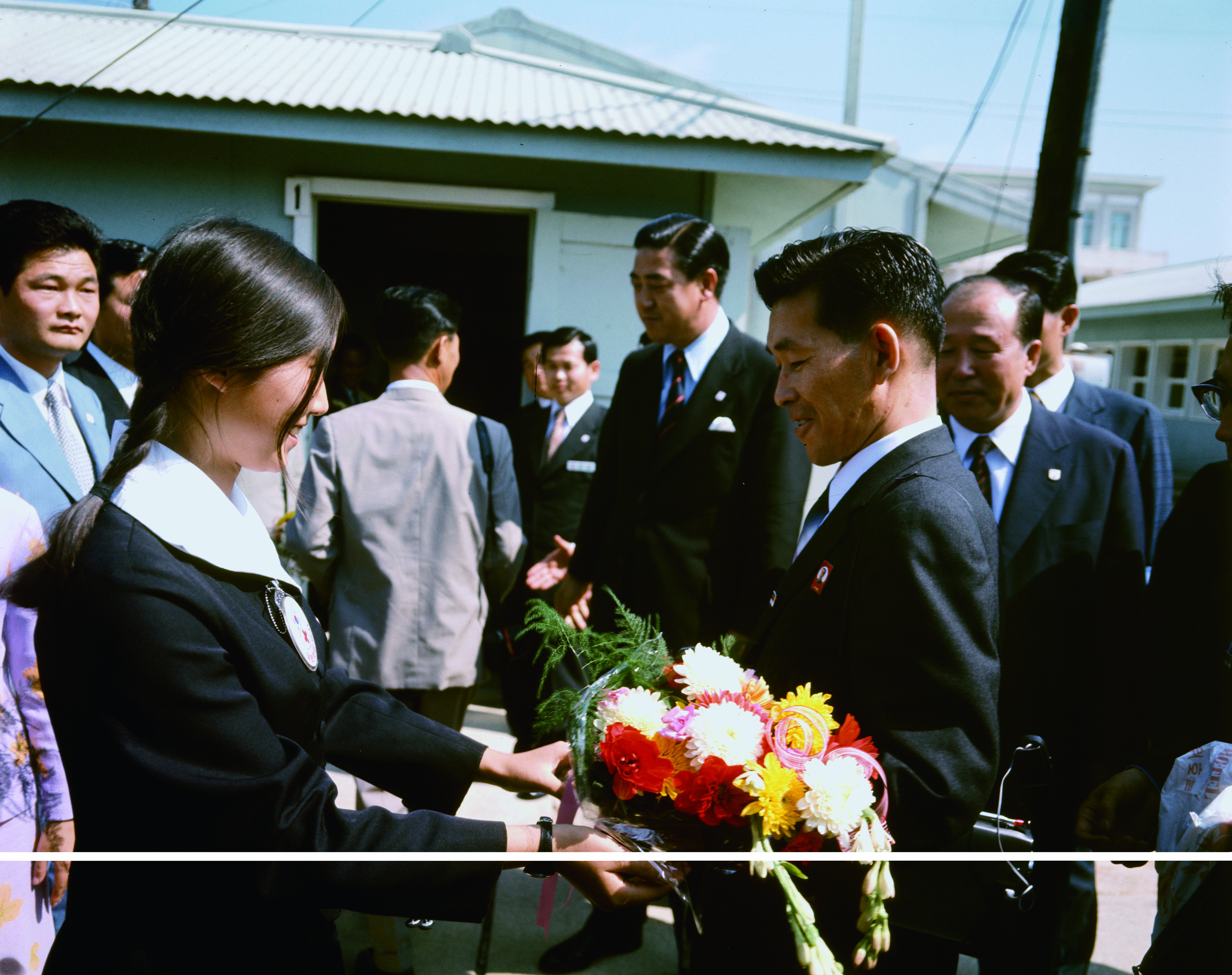 2차 남북적십자회담 환송식에서 북한 대표단에 꽃다발을 전달하는 남한 학생 (1972)