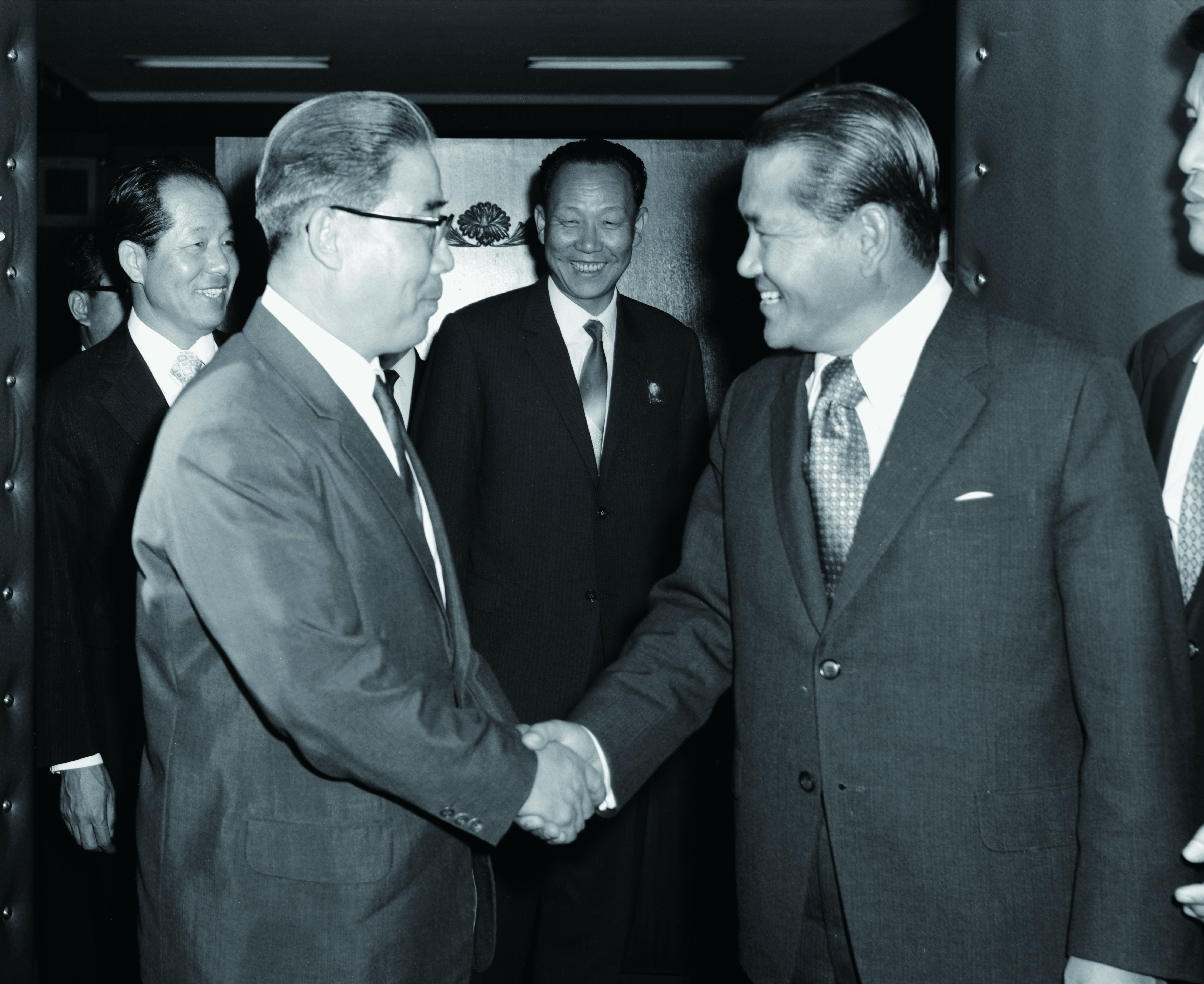 제1차 남북조절위원회의 남측 이후락 대표와 북측 박성철 대표의 모습 (1972)