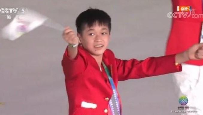 개막식에 등장한 14살 다이빙 선수 취안훙찬. 그녀는 첫 국제대회인 도쿄 올림픽에서 금메달을 딴 뒤 중국의 스타가 됐다. (출처: 중국CCTV)