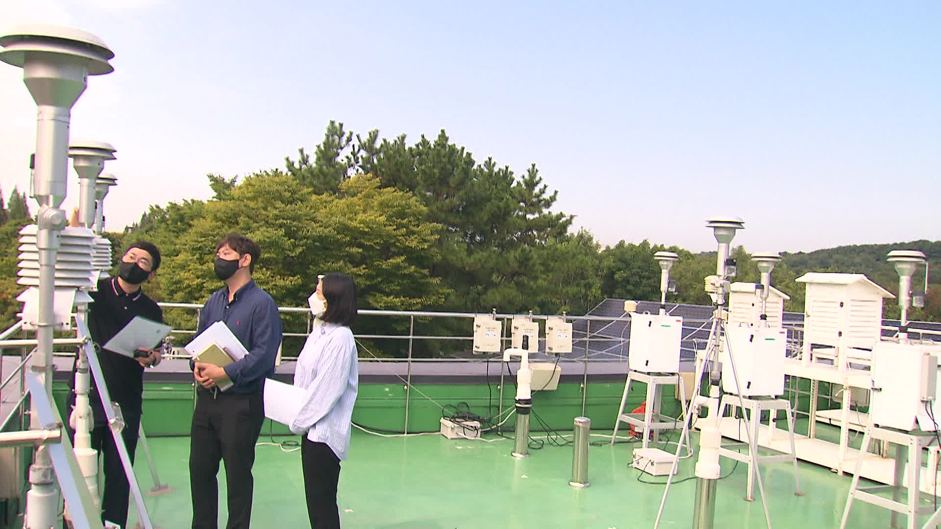 미세먼지 간이측정기 성능인증시설 옥상에 설치된 시험 장비.