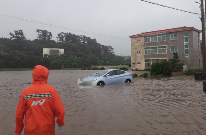 오늘(17일) 오전 7시 9분쯤 제주시 조천읍에서 폭우에 차량이 고립됐다. (사진=제주동부소방서)