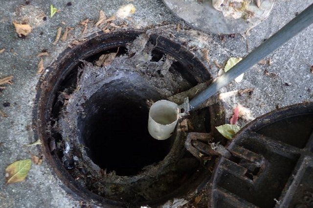 후텐마 미군기지에서 오염수를 방류한 뒤 기노완시는 오염 상태를 조사하기 위해 하수도에서 물을 채취했다