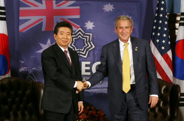 2007년 APEC 노무현 당시 대통령이 조지 부시 대통령과 회담을 마친 뒤 악수하고 있다