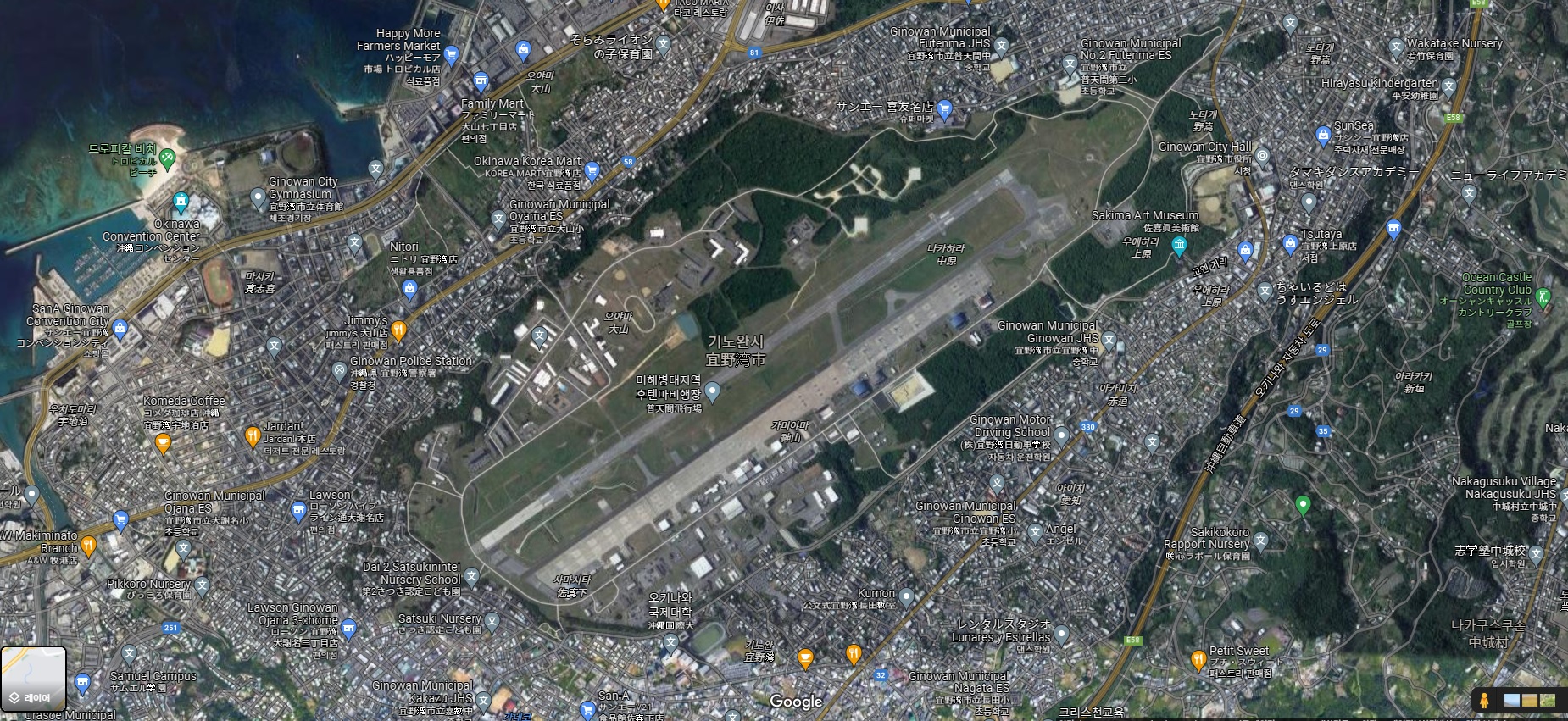 오키나와현 기노완시를 동서 대각선으로 가로지르는 거대한 후텐마 비행장(미군기지) (구글맵 캡처)