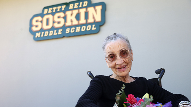 할머니 이름을 딴 중학교 앞에서 100세 생일 기념사진을 찍은 베티 리드 소스킨 할머니