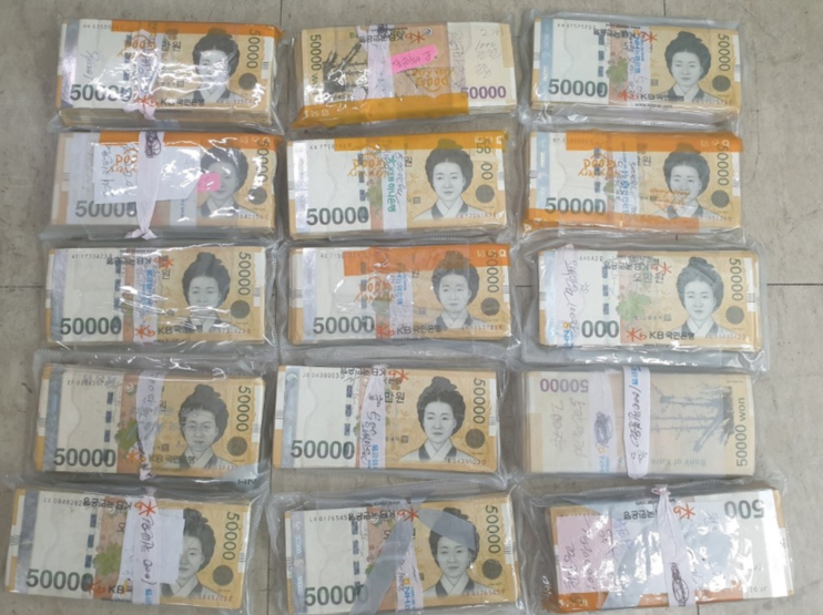 중고 김치 냉장고에서 발견된 현금 1억 원 (사진=제주서부경찰서)