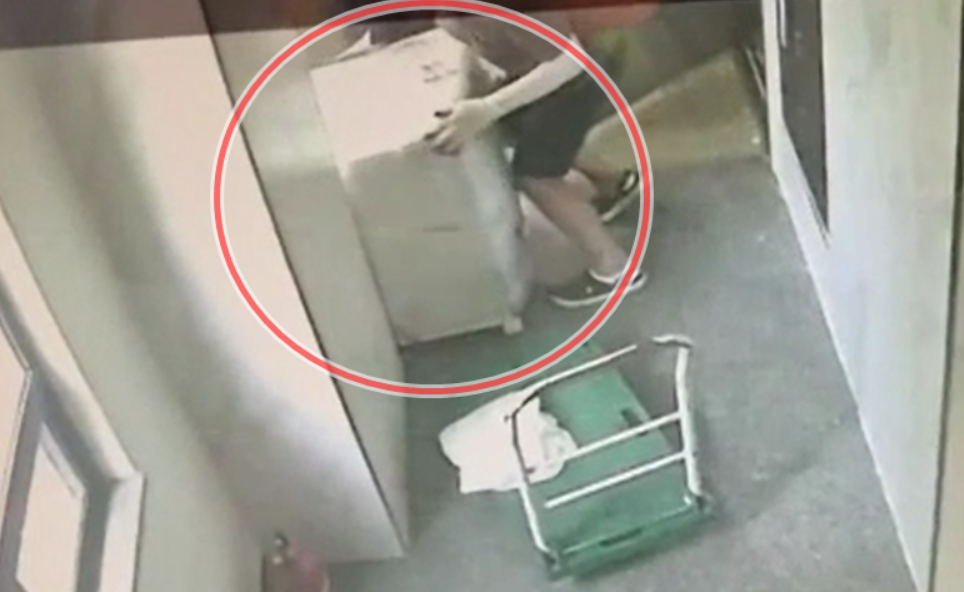 지난달 6일 제주의 한 시민이 중고로 구매한 김치 냉장고에서 현금 1억 1,000만 원이 발견됐다. (사진=제주서부경찰서)