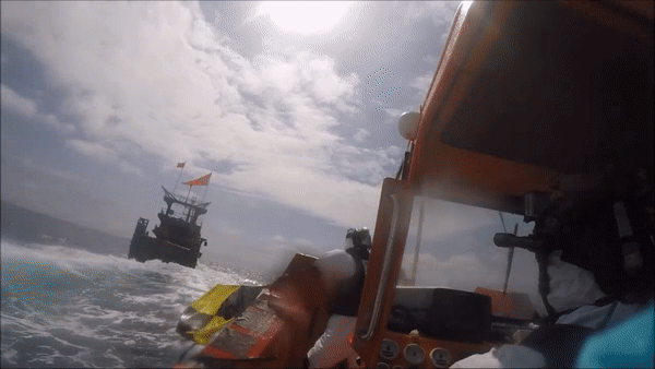 지난달 30일 해경이 제주 해상에서 불법으로 조업하고 있는 중국어선을 적발하고 있다. (영상제공:서귀포해경)