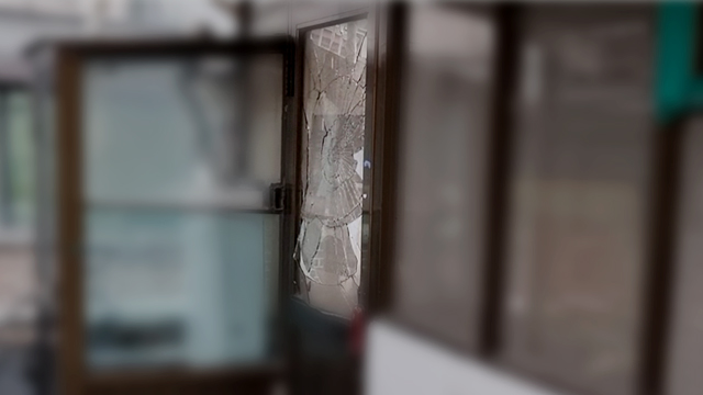 A 군이 추락한 건물 옥탑방의 유리문, 외부 충격으로 깨져 있는 상태