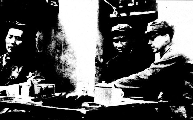 1937년 옌안에서 촬영된 마오쩌둥(왼쪽)과 외국인 기자(오른쪽) (출처: 신화망)