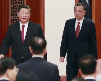 리커창 국무원 총리(오른쪽)가 9월 30일 베이징 인민대회당에서 열린 국경절 리셉션에 시진핑 주석 한 걸음 뒤에서 입장하고 있다. (사진=연합뉴스)