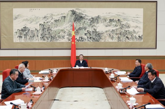 리커창 중국 총리(가운데)가 10월 9일 '제5차 국가에너지위원회' 회의를 주재하는 모습 (사진=중국 국무원)