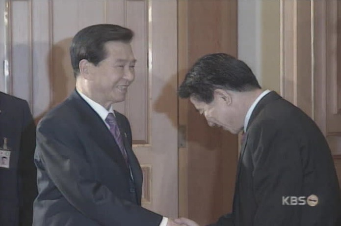 2002년 4월 27일 민주당 경선에서 1위를 한 노무현 후보가 이틀 뒤 청와대에서 김대중 당시 대통령과 만나 인사하고 있다. (출처 : KBS 아카이브)