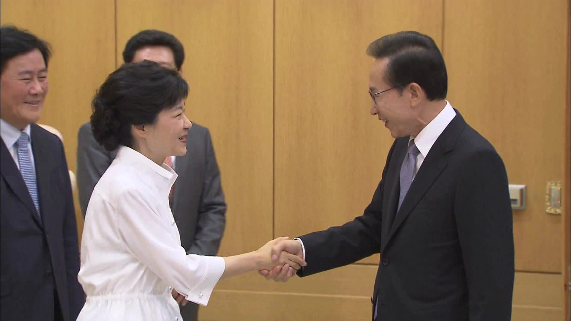 2012년 8월 20일 새누리당 대선 후보로 선출된 박근혜 후보. 13일 만인 9월 2일 청와대에서 이명박 당시 대통령과 만났다. (출처 : KBS 아카이브)
