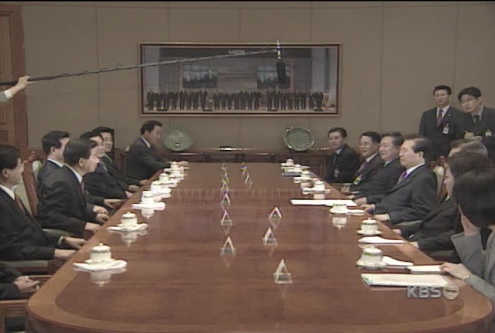 2002년 4월 29일 청와대를 찾은 노무현 후보와 새천년민주당 지도부(왼쪽). 김대중 대통령과 청와대 참모진(오른쪽). (출처 : KBS 아카이브)