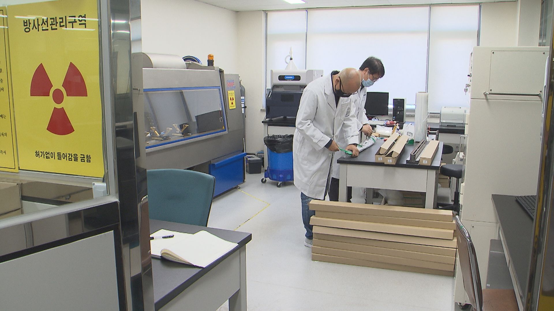 한국지질자원연구원 지질연구센터 연구원이 시추 조사를 통해 획득한 ‘고토양’ 분석 작업을 하고 있다.