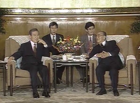 1992년 9월 중국 베이징에서 열린 사상 첫 한중 정상회담에서 노태우 당시 대통령과 양상쿤 당시 중국 국가주석이 이야기를 나누고 있다. 양 주석 뒤 중국 측 통역 리빈은 훗날 주한중국대사를 지냈다. (KBS 뉴스 캡처)