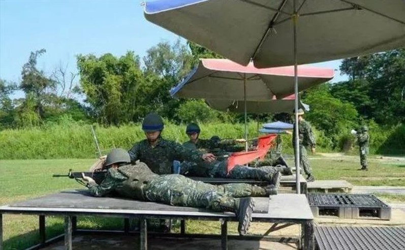 2018년 타이완 육군이 공개해 '딸기군' 논란이 일었던 사진. 훈련받는 병사가 스티로폼에 엎드려 있고 옆에는 파라솔이 설치됐다. (출처: 왕이)