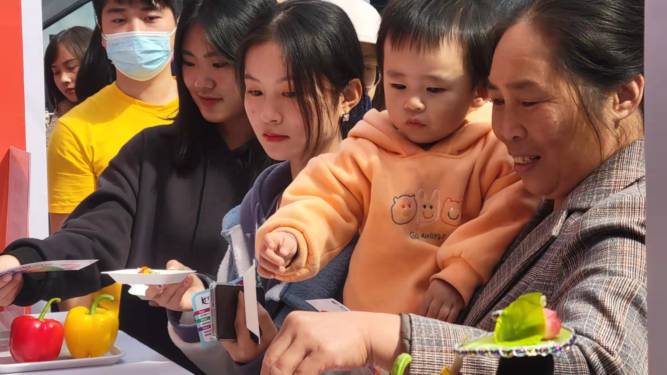 한국 음식을 맛 보려는 충칭시민들 (촬영: 김민성 기자)
