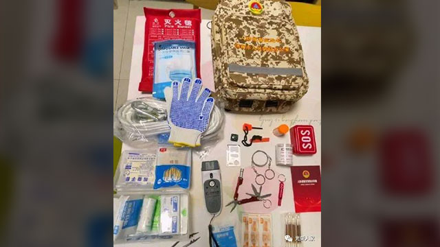  응급 가방 안에 들어있는 물품들 (출처: 신화망)