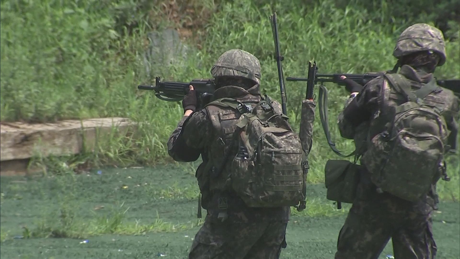 [자료화면] 사격 훈련 중인 군인들.