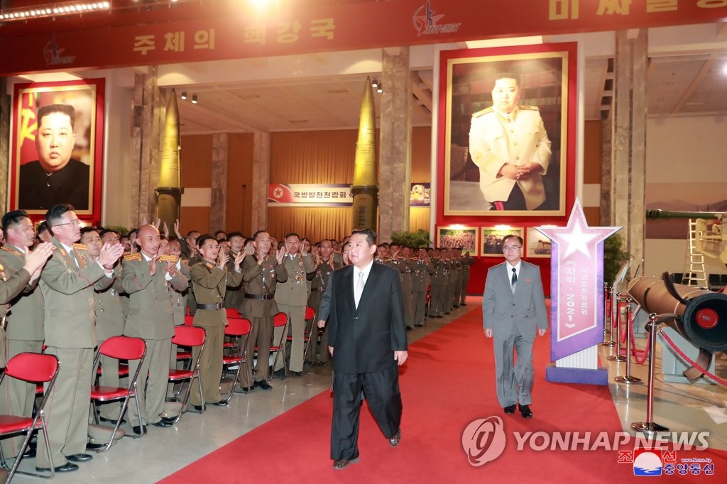 지난달 11일 국방발전전람회에 참석한 김정은 위원장 (사진 출처 : 연합뉴스)