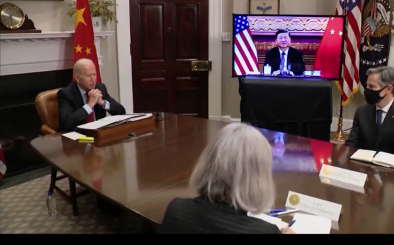 미국 현지시간으로 15일 미국 백악관에서 바이든 미국 대통령이 시진핑 중국 국가주석과 취임후 처음으로 화상 정상회담을 하고 있는 모습  (화면 AP)