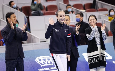 21일 베이징 유소년 테니스 대회에 참석한 펑솨이가 웃으면 손을 흔들고 있다. (출처: 웨이보)