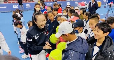 21일 베이징 유소년 테니스 대회에 모습을 드러낸 펑솨이 (출처: 웨이보)