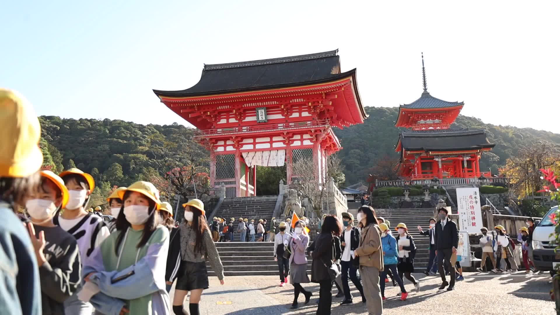 일본 교토시에 있는 유명 사찰 ‘기요미즈데라(淸水寺)’에 수학여행 온 학생들의 발길이 이어지고 있다.             KBS