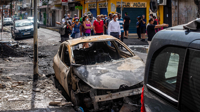카리브해 프랑스령 과들루프의 코로나19 방역 조치 반대 시위로 불탄 건물과 자동차