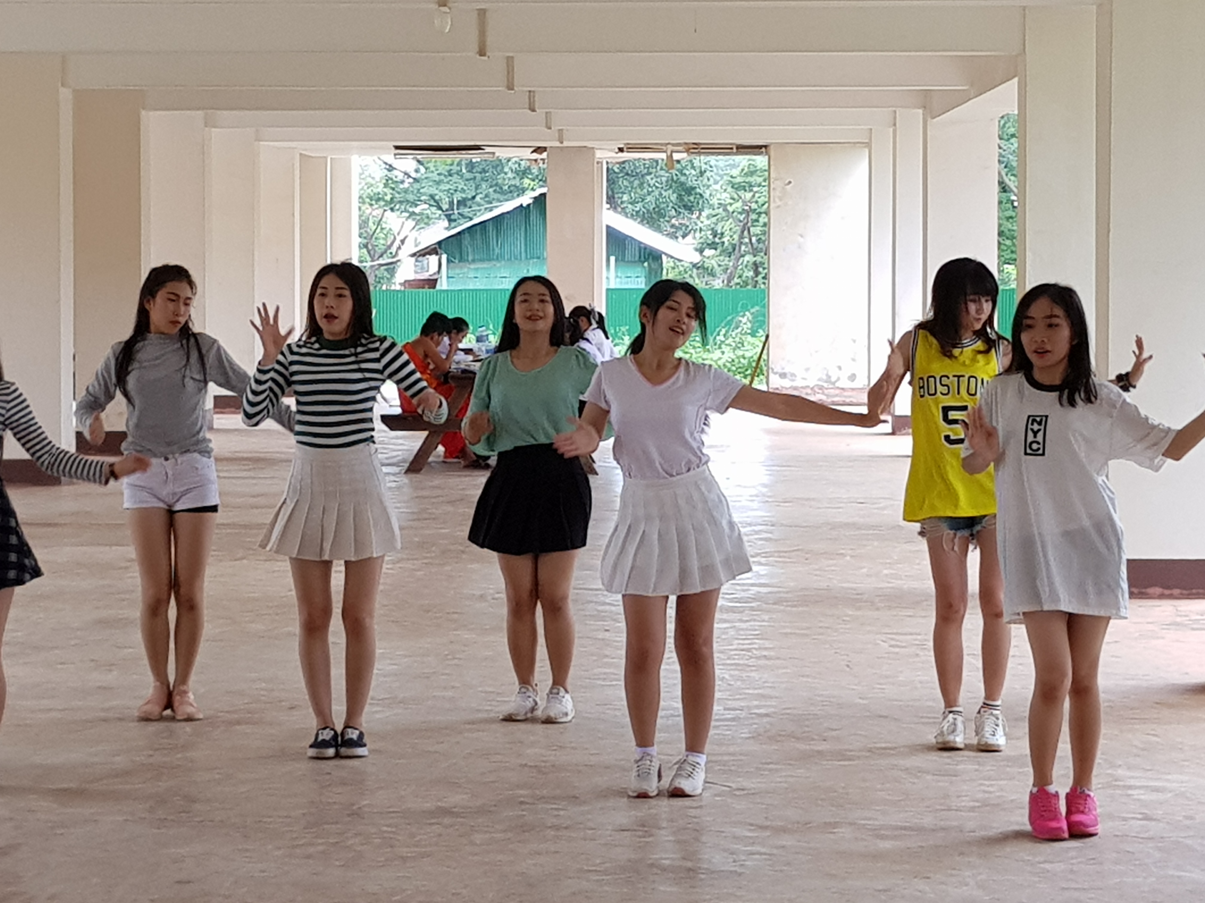 라오스 국립대에서 K-pop에 맞춰 커버 댄스를 연습하는 학생들. (조성원 기자)