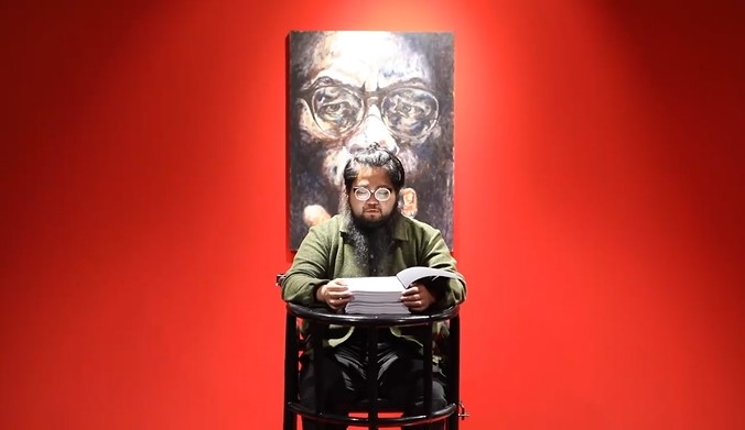 바디우차오가 자신의 작품 앞에 설치된 고문 의자에 앉아 우한 시민이 쓴 일기를 읽는 행위 예술을 하고 있다. (출처: AP=연합)
