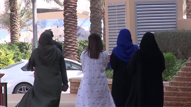 다양한 색상과 디자인의 의상을 입은 사우디 여성들