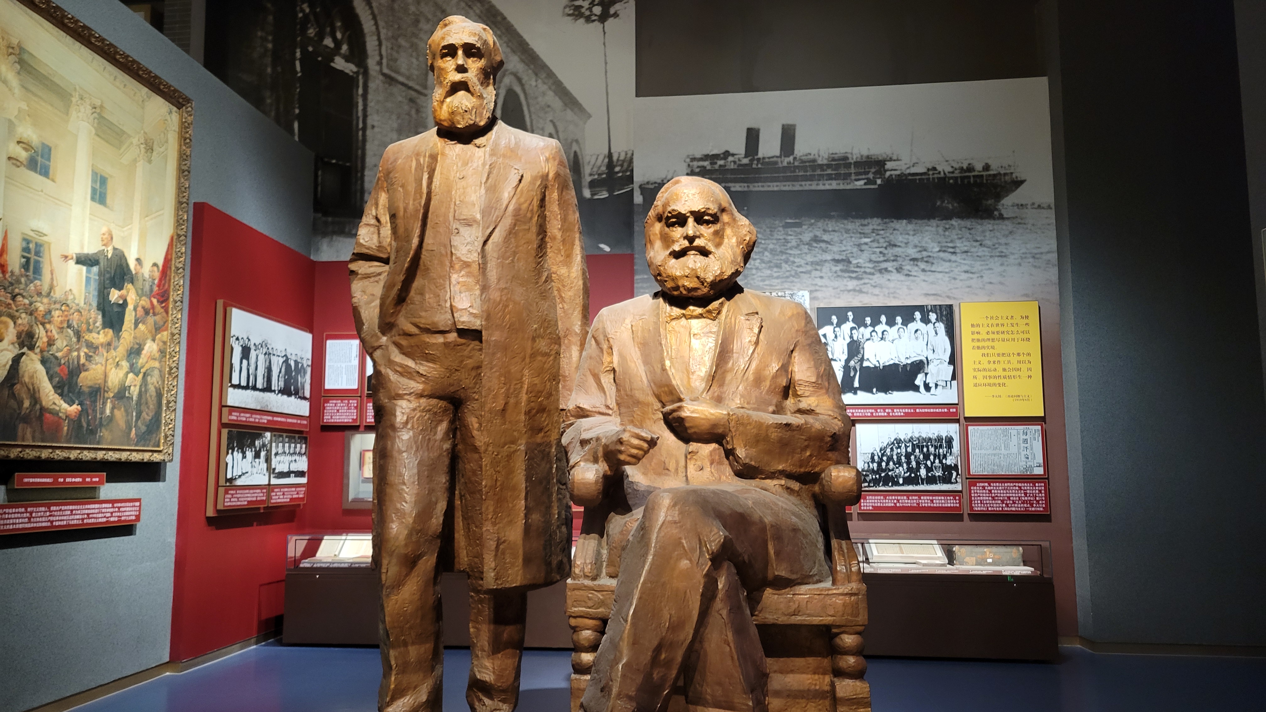 중국 공산당 초기 전시관의 마르크스(오른쪽)와 엥겔스 동상(조성원 기자)