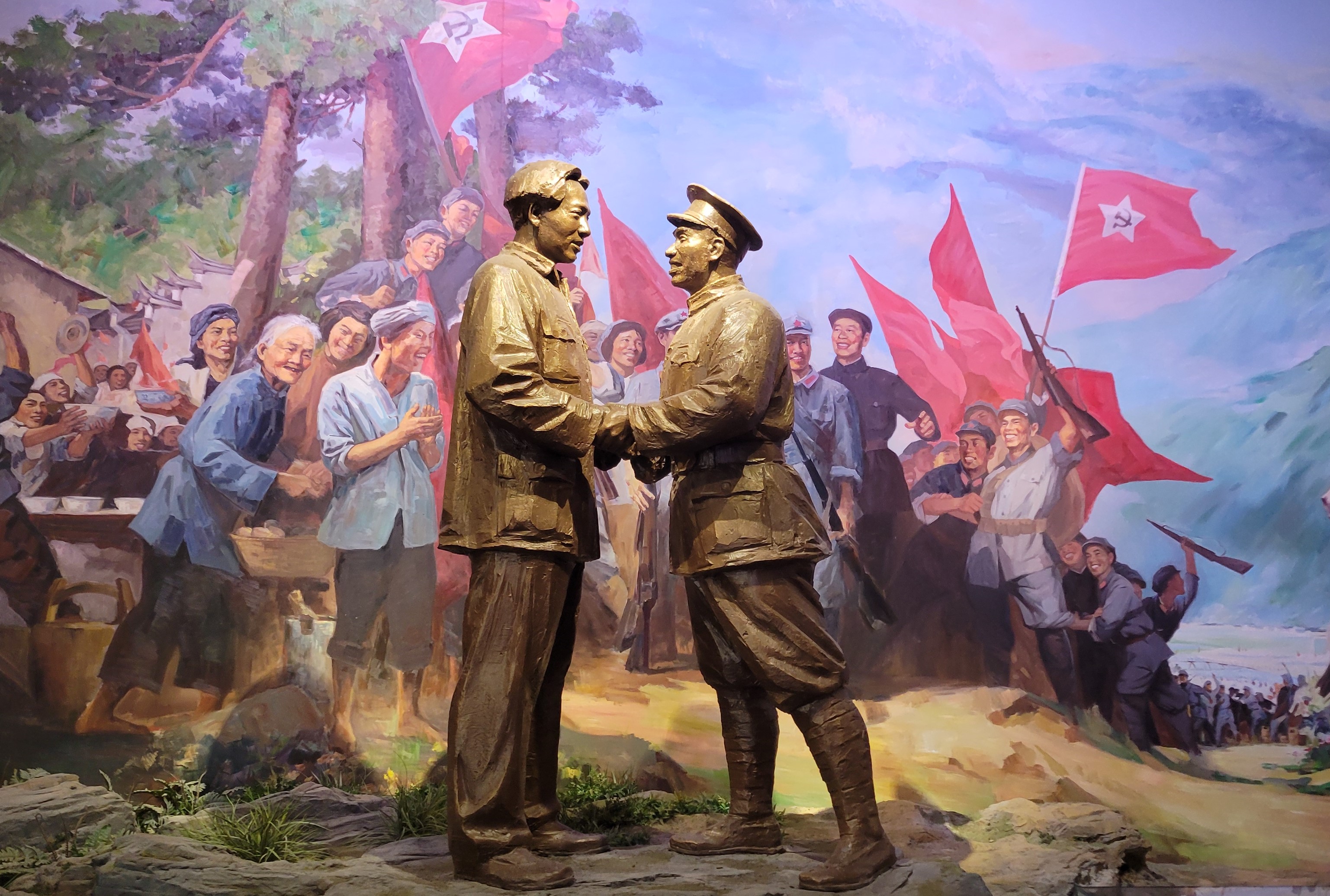 마오쩌둥(왼쪽)과 주더의 ‘징강산의 회합’ 장면. 중국 공산당 역사의 주요 장면을 곳곳에 대형 그림으로 재현했다. (조성원 기자)