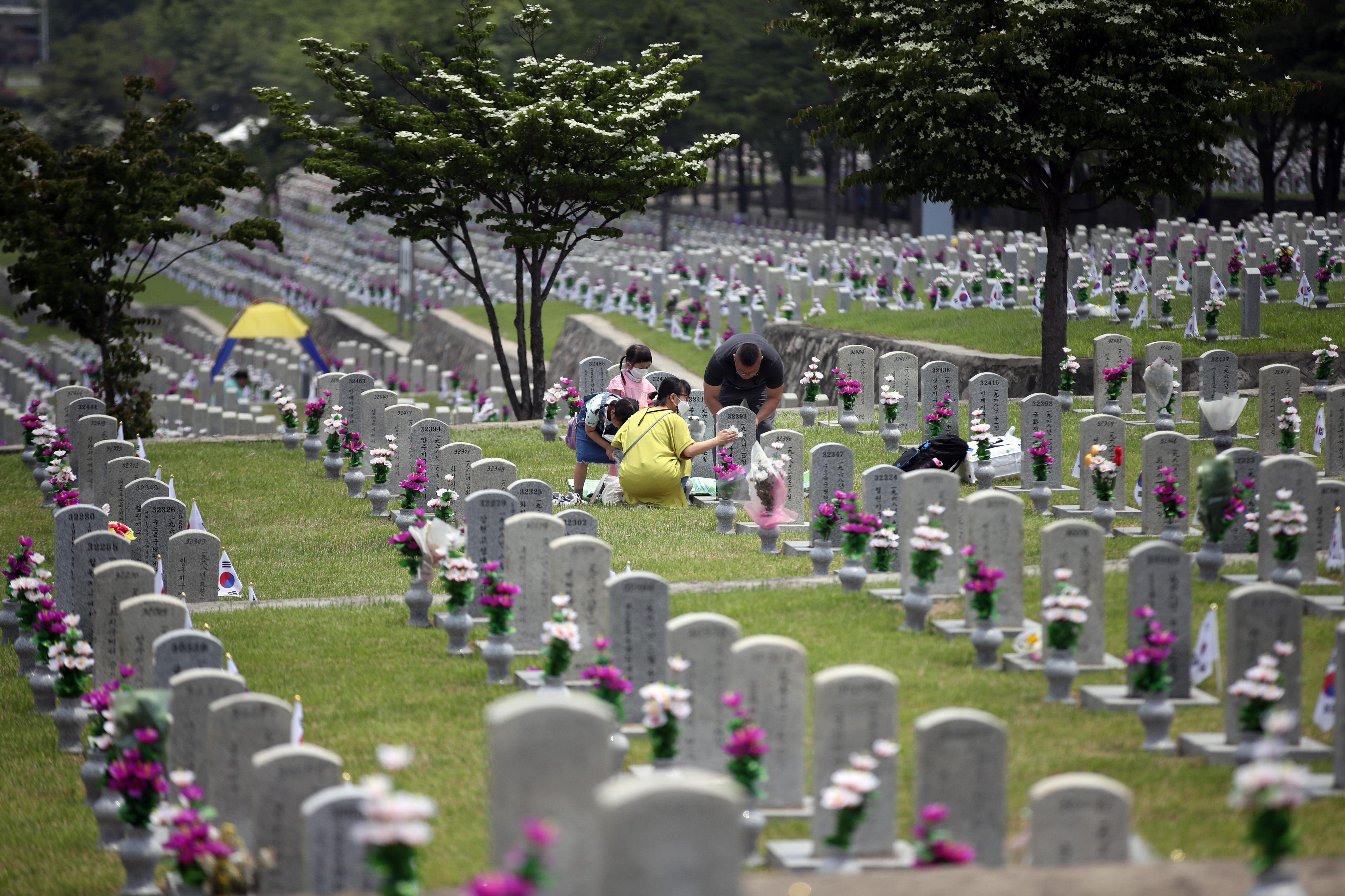 현충일인 6월 6일 국립서울현충원에서 참배객들이 묘역을 참배하고 있다. (사진=연합뉴스)