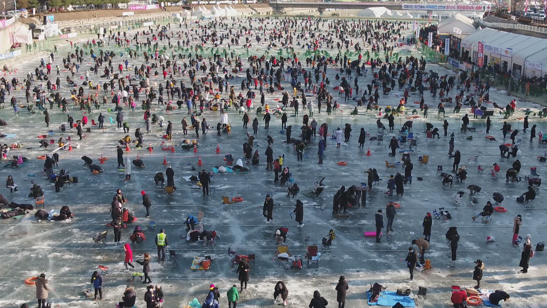2019년 1월 ‘화천 산천어축제장’. 당시 23일간 열린 산천어축제에는 180만 명이 넘는 관광객이 강원도 화천군을 찾았다.