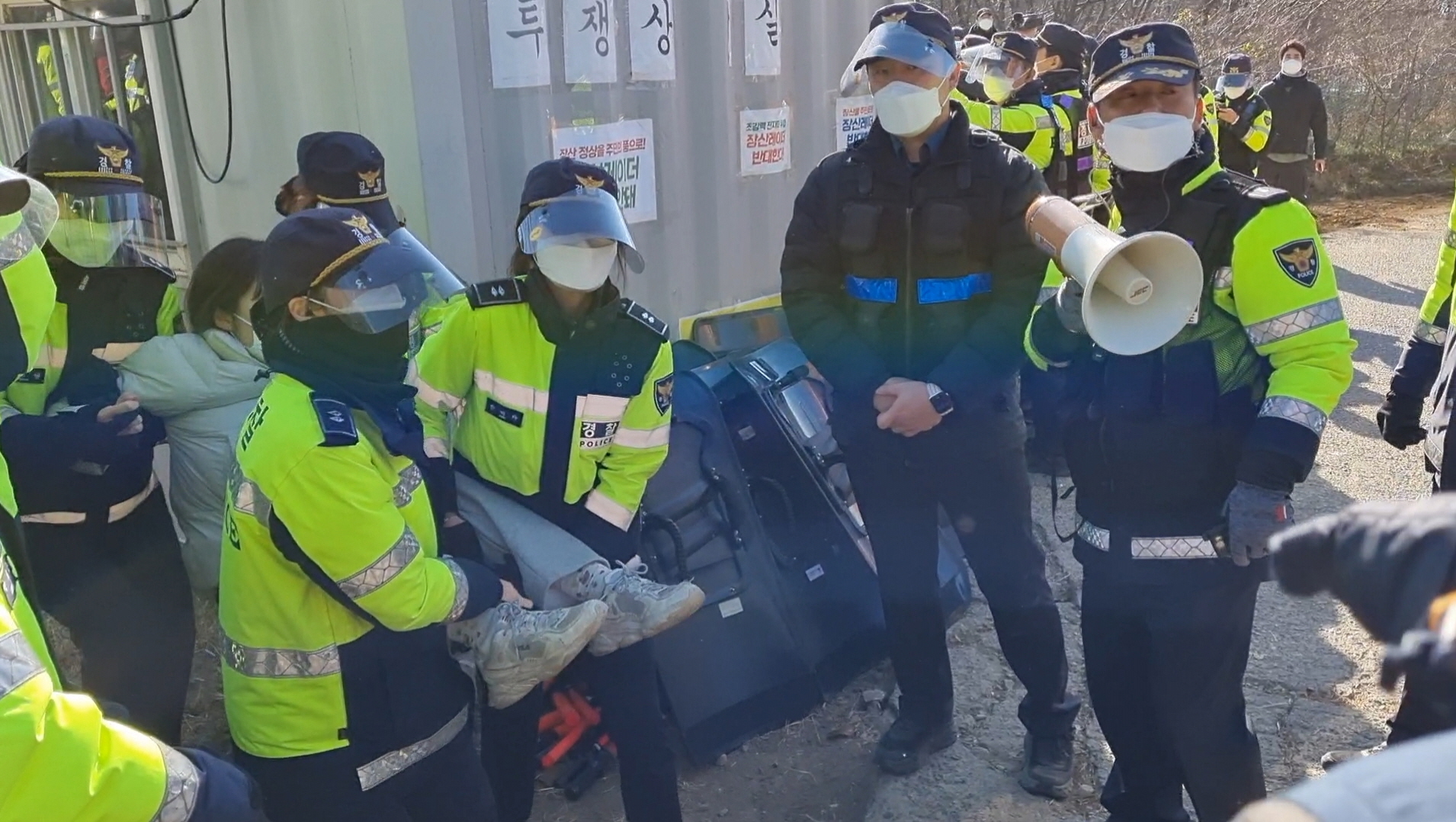 경찰이 7일 오전 부산 해운대구 장산마을에서 공군의 레이터 설치에 반대하는 주민들을 연행하고 있다.