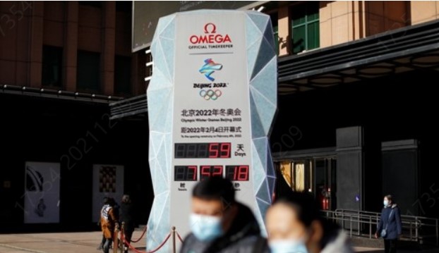 지난 7일, 중국 시내 한 조형물이 앞으로 2022 베이징 동계 올림픽 개최까지 남은 시간을 알려주고 있다. (출처: 연합)